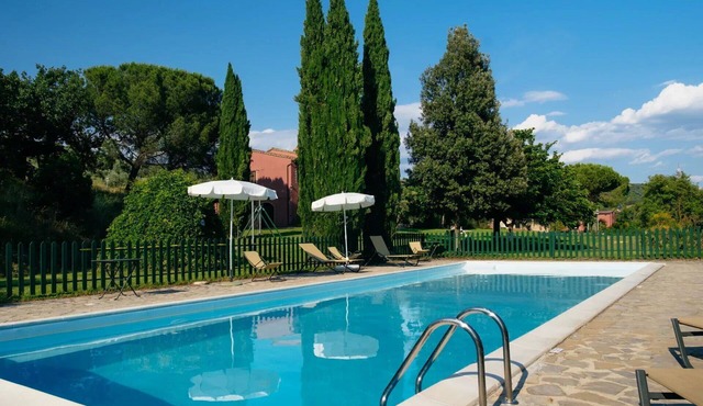 Nice room with A/C, pool, WIFI, TV, patio, pets allowed and panoramic view, close to Perugia in Agello