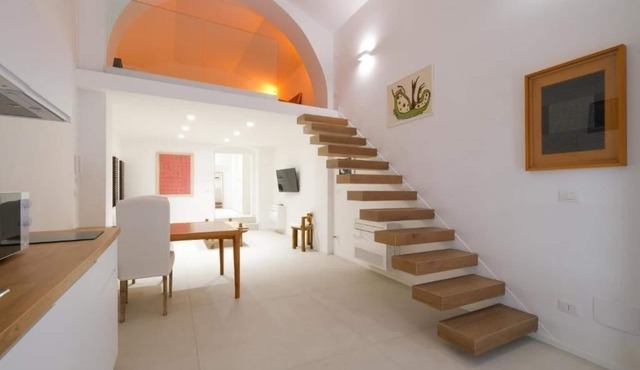 Old Stone House. Spacious Loft in the heart of the old town a stone's throw from the sea