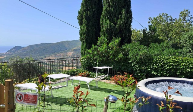 Panoramic Apartment for 8 with Garden and Patio, Sea View