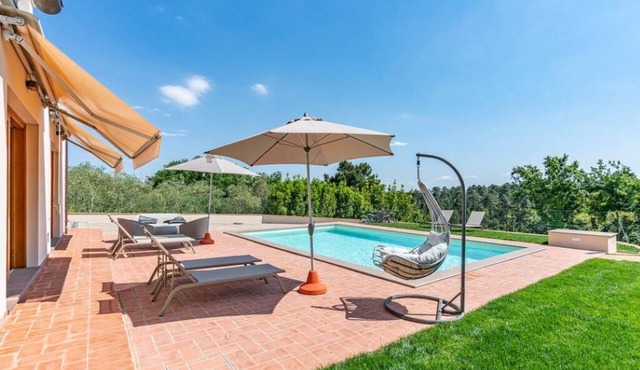 Panoramic villa with pool for private use in Montecarlo