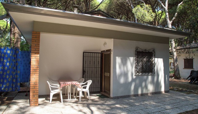 Pine-front bungalow steps from the beach in Eraclea Mare