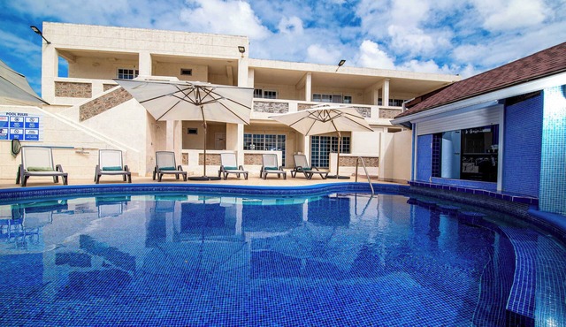 Poolside Suite: Bar, Spa, and 5-minutes to Beach