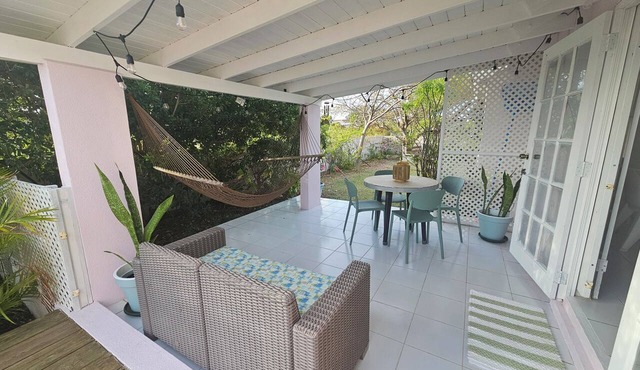 Recently renovated 2-bed AC house with private pool 5-minutes' drive to Oistins
