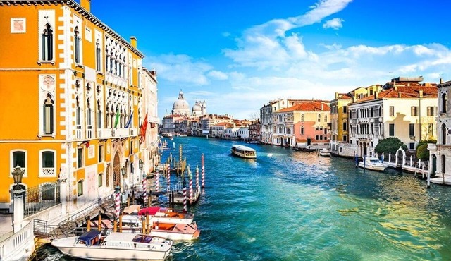 Refined Venice Lido Retreat with Terrace, Garden & Steps to the Beach in Lido