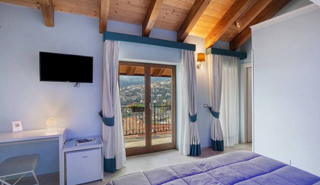 Room 'Camera Miseria E Nobilta' with Balcony, Wi-Fi and Air Conditioning