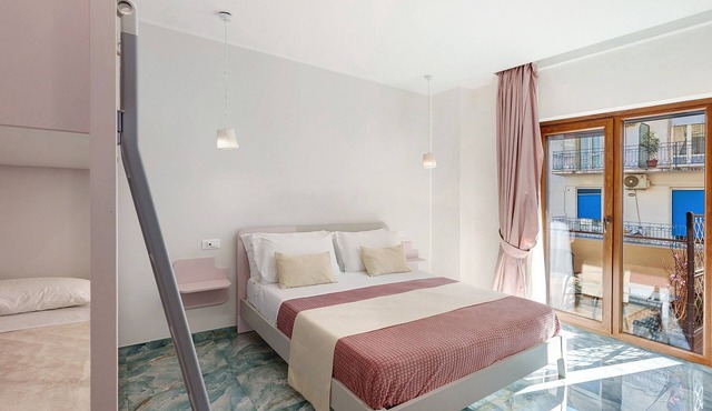 Room 'Camera Superior Con Balcone' with Mountain View, Wi-Fi and Air Conditioning in Ercolano