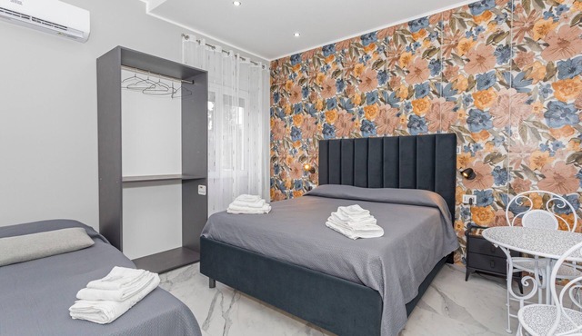 Room 'Dolce Relax - Tripla Luxury' with Wi-Fi and Air Conditioning in Catania