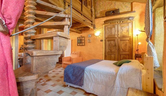 Room 'Stambecco' – Mountain Atmosphere on Two Levels with Panoramic Balcony in Charvensod