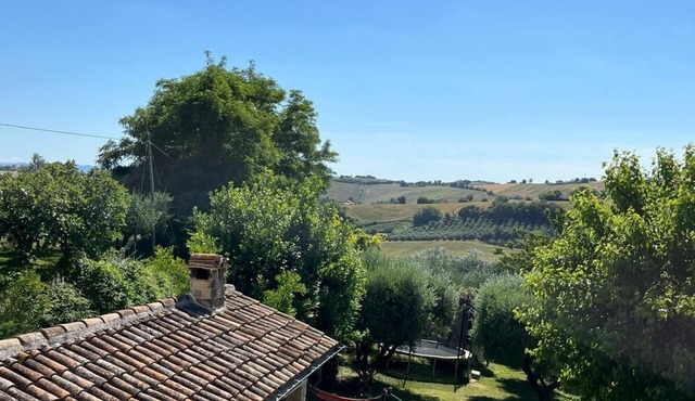 Rustic villa nestled in the Marche hills 10 minutes from the beach. in Roncitelli