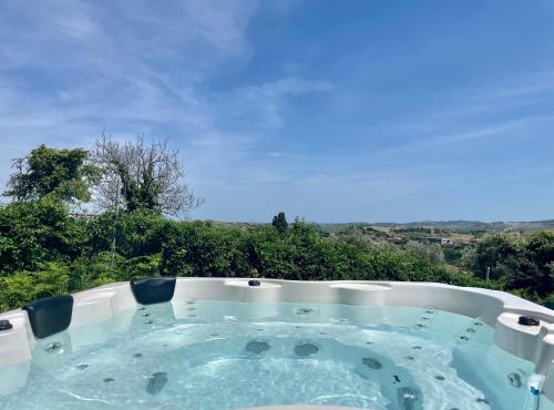Rustico con Jacuzzi privata BBQ e 3 camere in Montegridolfo