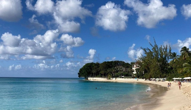 SALE - Affordable 2 bed apt 5mins from Holetown beaches car included.
