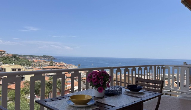 Sea view apartment within walking distance of the beach in Aci Castello