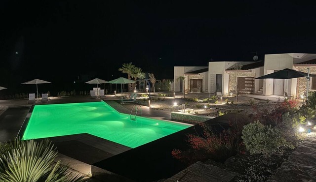 Sea-view apartment with a pool in Telegrafo