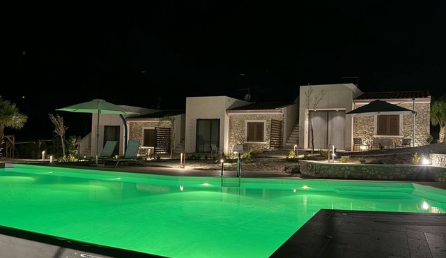 Sea-view apartment with a pool in Telegrafo