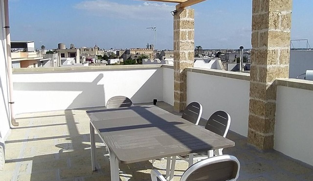 Sea view terrace, 2 bathrooms, 3 bedrooms, living room WiFi Linkem, parking, 2 km mar in Marittima