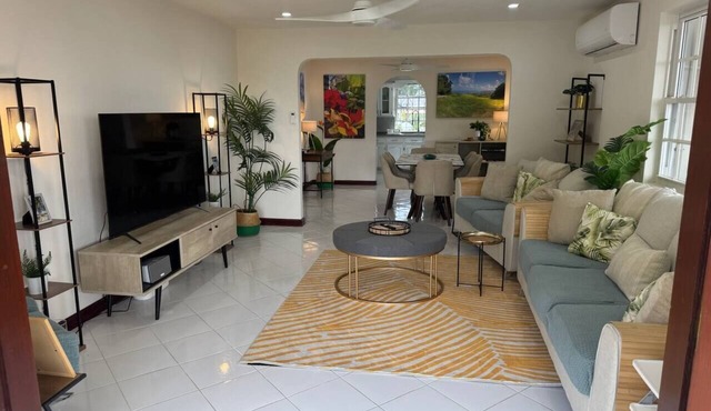 Sea views, spacious 2 bed apt 6 mins walk to beach