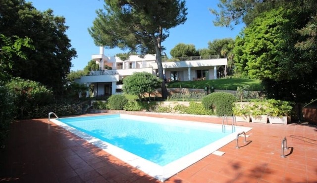 Second floor apartment in villa with swimming pool in Marina di Andora
