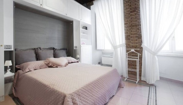 Secret Studio Retreat in the Heart of the Ghetto by Houseeds in Roma