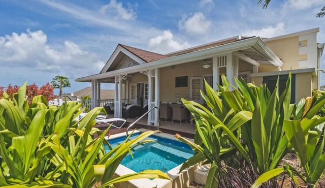 Serene 3-Bedroom, modern Villa + resort Amenities - ideal for couples & retired