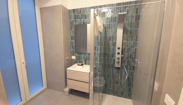 Spacious 4-bedroom apartment in gorgeous Napoli with AC, near the beach and sea. in Napoli