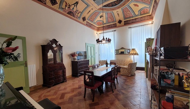 Spacious accommodation in a historical building in old town, 15 min from beach in Cossignano