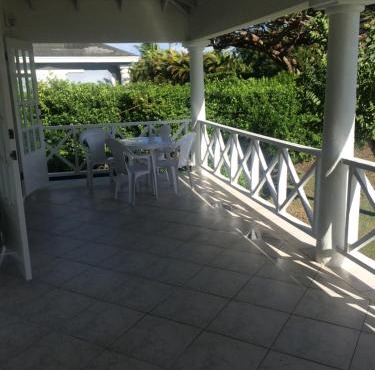 Spacious White House Villa 1 minute to sandy beaches