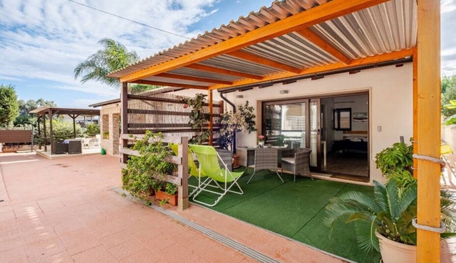 Studio in a Villa · Private Veranda · 200m from the Sea in Ognina