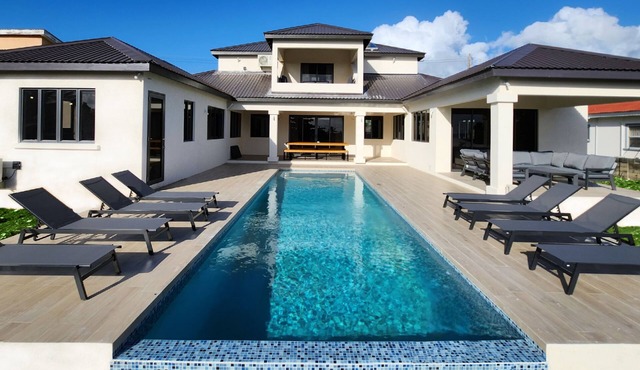 Stunning 4 Bed Villa - Sea View, Infinity Pool, Short Walk to Mullins Beach
