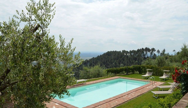 Stunning private villa with A/C, private pool, WIFI, TV, terrace and panoramic view, close to Lu. in Castelvecchio