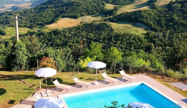 Stunning private villa with private pool, WIFI, TV, terrace and panoramic view, close to Urbino in Acqualagna