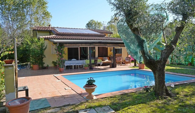 Stunning private villa with WIFI, private pool, A/C, TV, veranda, pets allowed, close to La Spezia in Ameglia