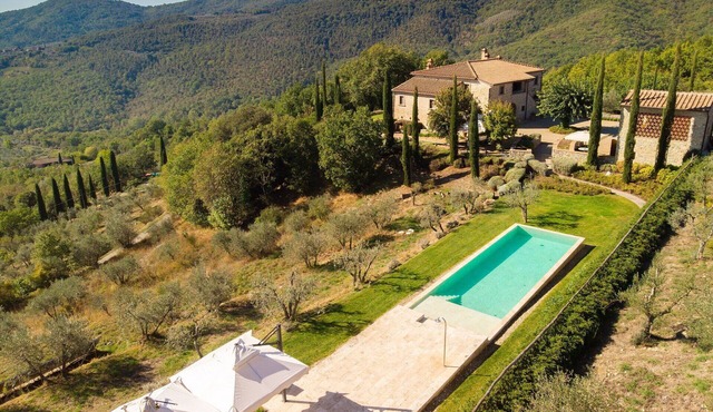 Stunning private villa for 12 guests with A/C, WIFI, private pool, TV, patio and panoramic view in Cennina