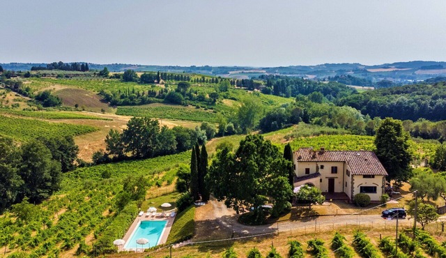 Stunning villa for 16 people with private pool, WIFI, TV, patio, pets allowed and panoramic view in Scandicci
