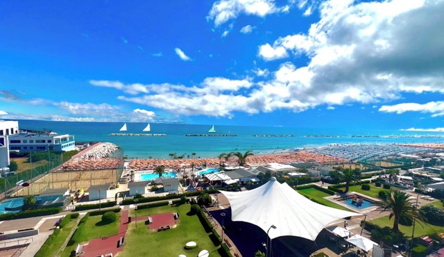 Super Beachfront Penthouse for Families with Breakfast, 2 Parking Spaces, Private Beach in Fano