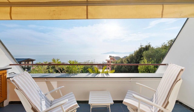 Terrace by the Sea Apartment with Sea View, Terrace, and Scenic Trails in Lavagna