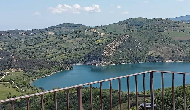THE HOUSE ON THE LAKE - App. WISTERIA - MAIELLA PARK