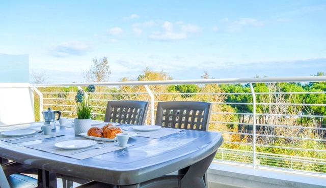 The recently-built Résidence Cerrano Park consists of two buildings with 12 three-room apartments, and offers guests the unique opportunity to have breakfast while enjoying a breathtaking view of the m