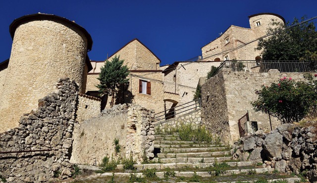 The shelter between the two towers - House in the historic center in the Gran Sasso Park