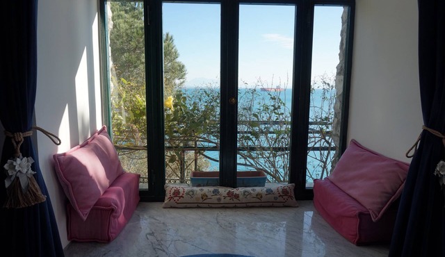 The Turquoise Nest: a terrace, the scent of salt air, the red of a sunset