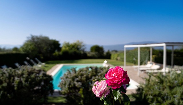 Tuscan Villa, Gated Pool, Total Privacy, Panoramic Views, EV Charger in Reggello