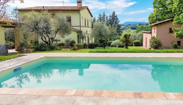 Typical Le Marche region house surrounded by lush greenery, perfect for holidays and relaxation! in San Severino Marche