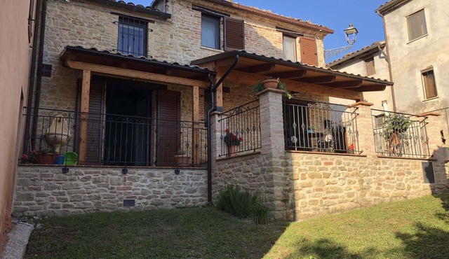 Vacation home IL VECCHIO BORGO, in front of the beautiful setting of the Sibillini Mountains in Smerillo