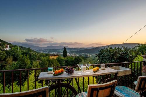 Villa Alice, panoramic stone farmhouse to sleep 10 in Lucca