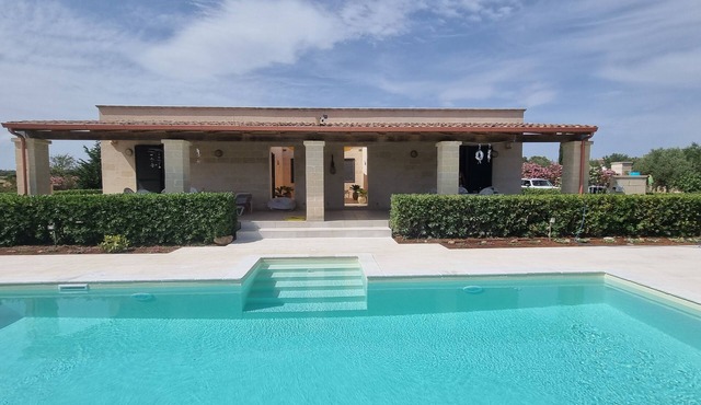 VILLA AMICORUM WEST and EAST, pool 10 x 4 m in Manduria