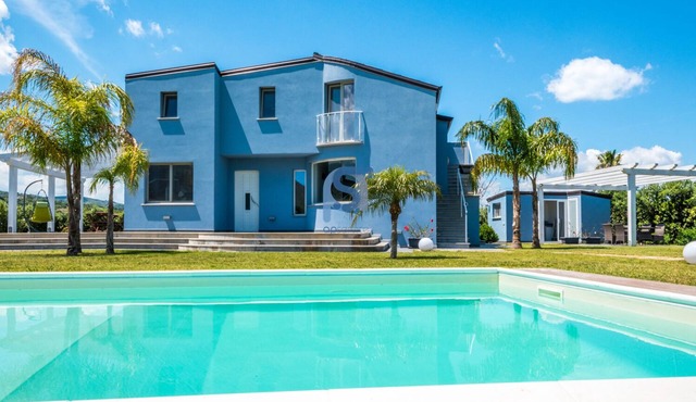 Villa azzurra with private swimming pool in Piane Vecchie