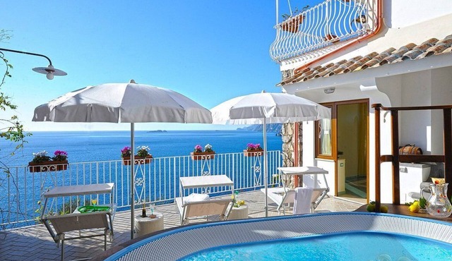 Villa Carilla A: An elegant apartment which faces the sun and the sea, with Free WI-FI. in Positano