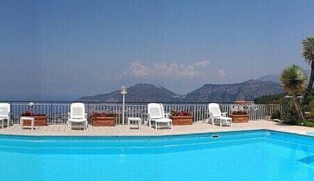 Villa Crispina B: A cozy apartment that is part of a villa with a view of the sea and of the Bay of Naples.