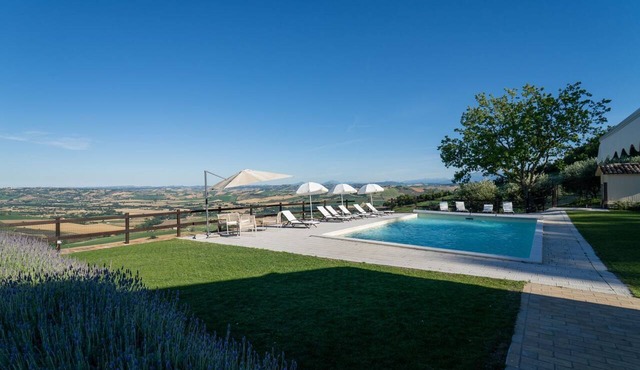 Villa Elena: Your ideal holiday with an unforgettable view! in San Severino Marche