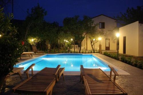 Villa Giardino Paradiso Cefalù con 13 posti letto e piscina riscaldata in Cefalù