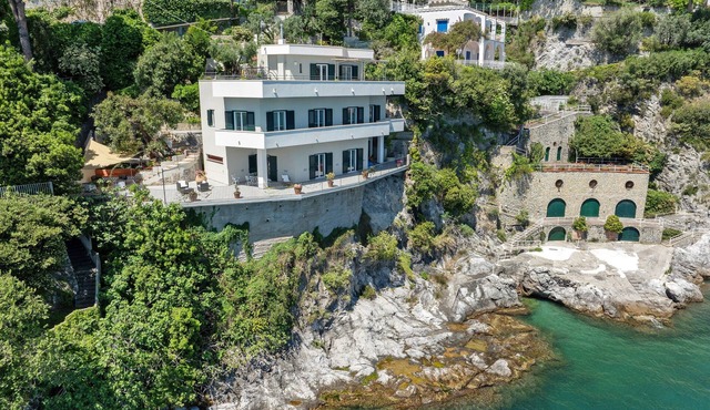 Villa 'Luxury A Strapiombo Sul Mare' with Sea View, Wi-Fi and Air Conditioning